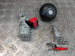 Used Set of locks Renault Twingo II (CN) 1.5 dCi 90 FAP Price on request offered by Autosloperij Pieper BV