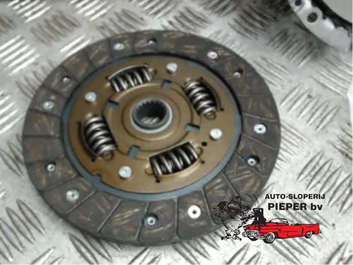 Clutch kit (complete) from a Peugeot 206 (2A/C/H/J/S) 1.4 XR,XS,XT,Gentry 2000