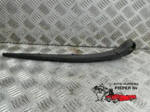 Used Rear wiper arm Renault Clio III (BR/CR) 1.2 16V 75 Price on request offered by Autosloperij Pieper BV