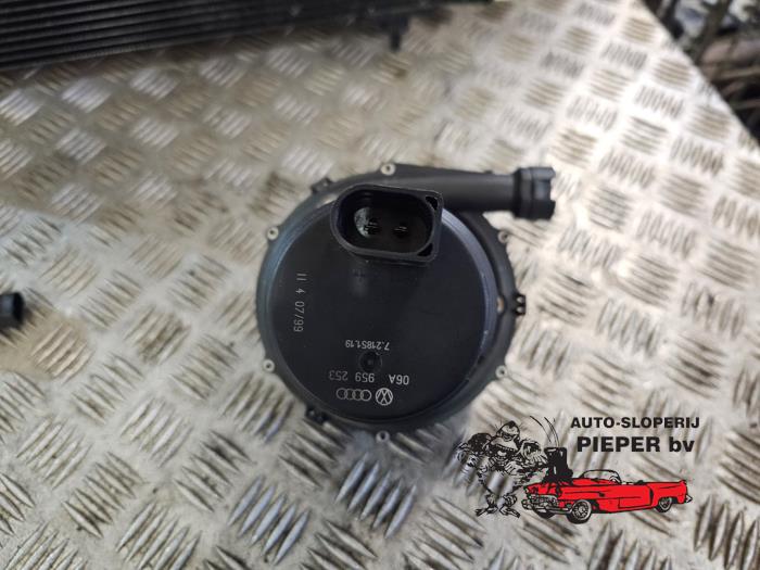 Secondary pump from a Volkswagen New Beetle (9C1/9G1) 2.0 1999