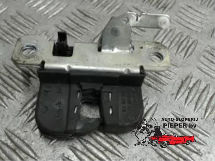 Tailgate lock mechanism from a Seat Ibiza III (6L1) 1.4 16V 85 2007