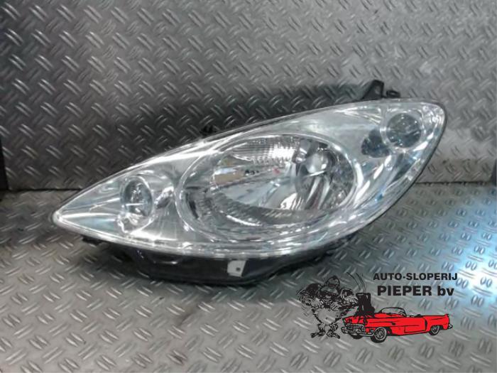 Używane Reflektor lewy Peugeot 1007 (KM) 1.6 GTI,Gentry 16V Cena € 78,75 Procedura marży oferowane przez Autosloperij Pieper BV