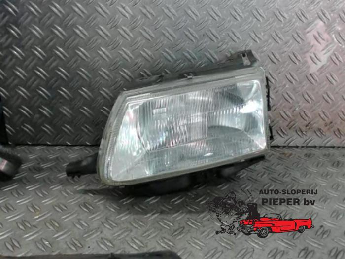 Używane Reflektor lewy Citroen Saxo 1.4i SX,VSX Cena € 36,75 Procedura marży oferowane przez Autosloperij Pieper BV