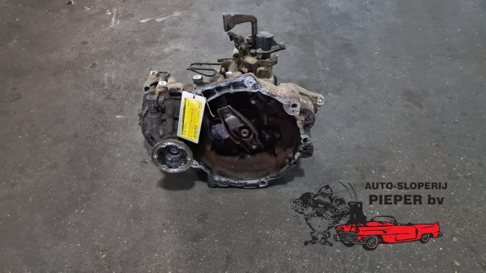 Gearbox from a Volkswagen Caddy II (9K9A) 1.9 TDI 2000