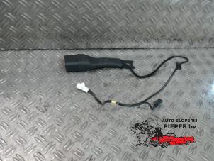 Usagé Attache ceinture avant droite Toyota Aygo (B40) 1.0 12V VVT-i Prix € 31,50 Règlement à la marge proposé par Autosloperij Pieper BV