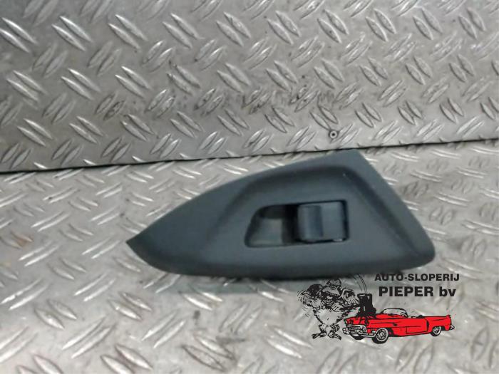 Usados Interruptor de ventanilla eléctrica Toyota Aygo (B40) 1.0 12V VVT-i Precio € 15,75 Norma de margen ofrecido por Autosloperij Pieper BV