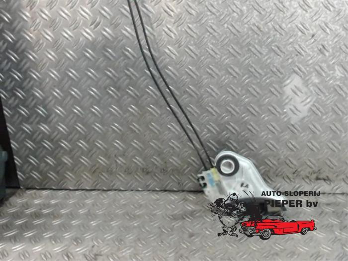 Mecanismo de cerradura de puerta de 4 puertas derecha detrás de un Toyota Aygo (B40) 1.0 12V VVT-i 2015