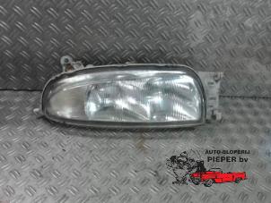 Używane Reflektor prawy Ford Fiesta 4 1.25 16V Cena na żądanie oferowane przez Autosloperij Pieper BV
