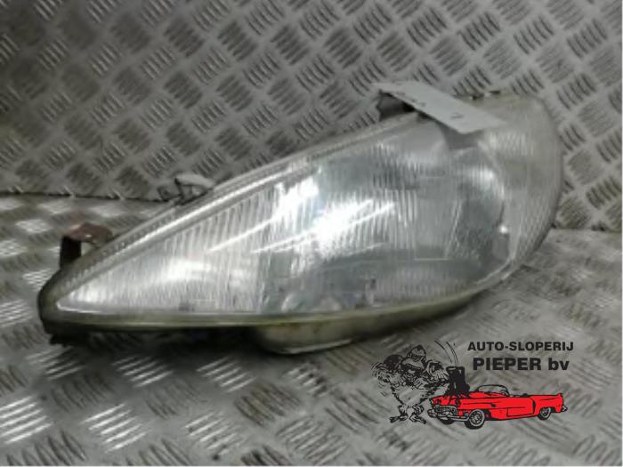Używane Oprawa reflektora Peugeot 206 (2A/C/H/J/S) 1.4 XR,XS,XT,Gentry Cena € 5,25 Procedura marży oferowane przez Autosloperij Pieper BV