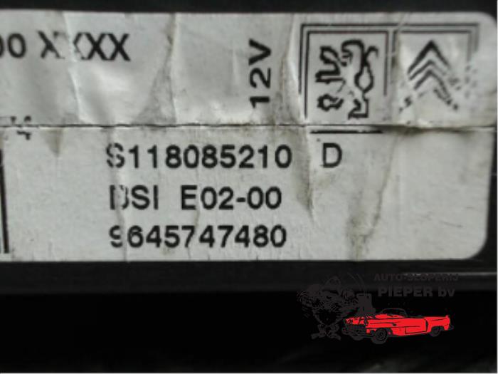 Caja de fusibles de un Peugeot 206 (2A/C/H/J/S) 1.4 XR,XS,XT,Gentry 2001