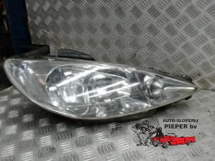 Used Headlight, right Peugeot 206 SW (2E/K) 1.6 16V Price € 31,50 Margin scheme offered by Autosloperij Pieper BV