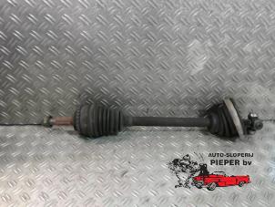 Used Front drive shaft, left Renault Clio II (BB/CB) 1.4 16V Price on request offered by Autosloperij Pieper BV