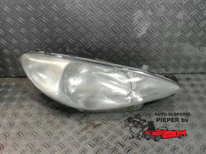 Headlight, right from a Peugeot 206 (2A/C/H/J/S) 1.4 XR,XS,XT,Gentry 2002