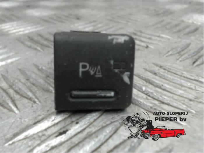Usados Interruptor PDC Audi A4 Avant Quattro (B7) 2.0 TFSI 20V Precio € 10,50 Norma de margen ofrecido por Autosloperij Pieper BV