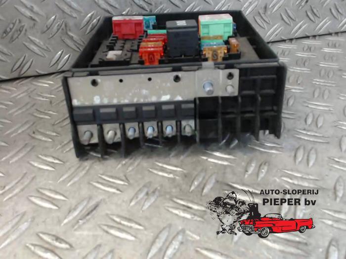 Fuse box Volkswagen Caddy III 1.6 TDI 16V 1K0937125D