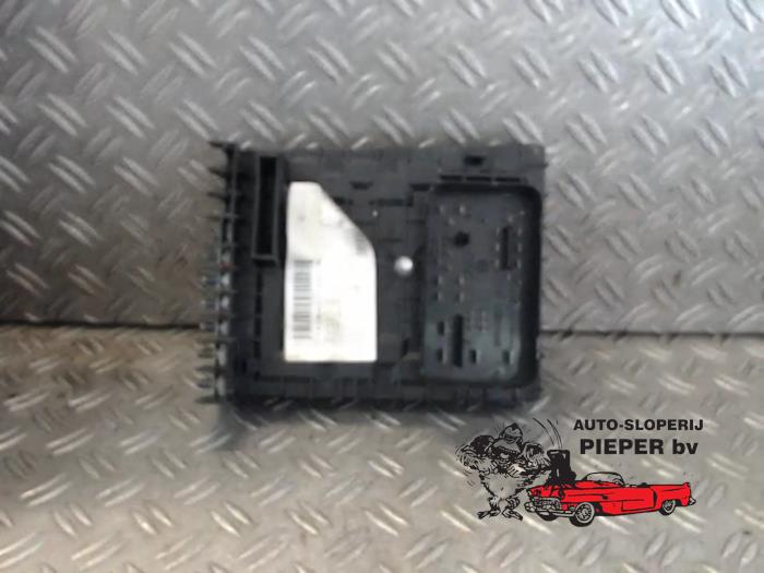 Fuse box Volkswagen Caddy III 1.6 TDI 16V 1K0937125D