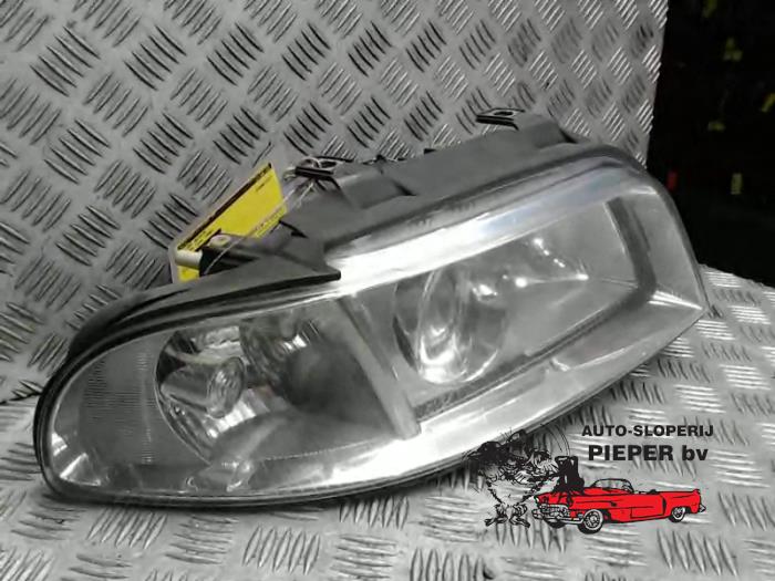 Headlight, right from a Audi A4 (B5) 1.6 1999