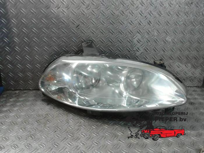 Używane Reflektor prawy Fiat Croma (194) 2.2 MPI 16V Cena € 60,00 Procedura marży oferowane przez Autosloperij Pieper BV