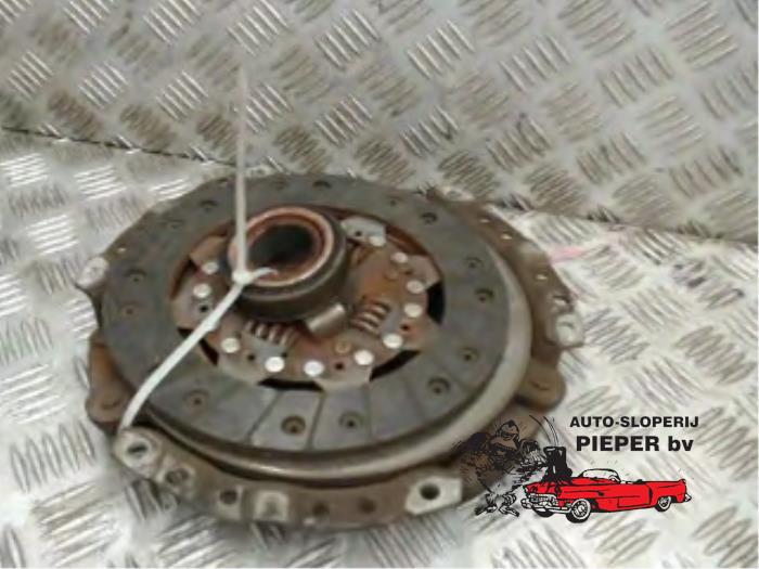 Clutch kit (complete) from a Toyota Corolla (E12) 1.6 16V VVT-i 2003