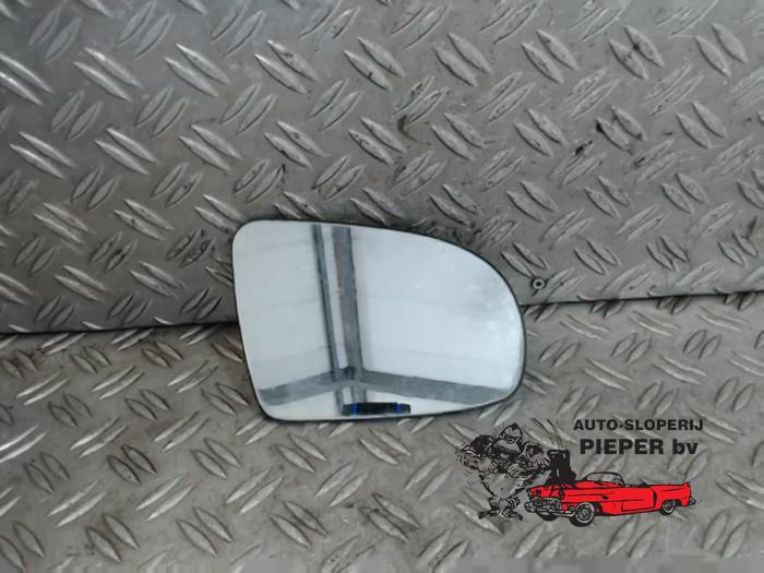 Mirror glass, right from a Opel Corsa B (73/78/79) 1.2i 16V 1999
