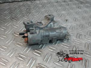 Used Ignition switch contact block Volkswagen New Beetle (9C1/9G1) 2.0 Price on request offered by Autosloperij Pieper BV