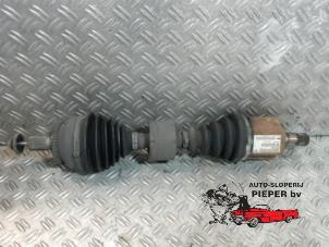 Used Front drive shaft, left Volvo V70 (SW) 2.4 D5 20V Price on request offered by Autosloperij Pieper BV