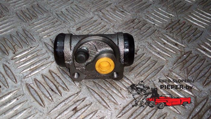 Wheel brake cylinder from a Renault Clio (B/C57/357/557/577) 1.2 RL,RN Kat. 1995