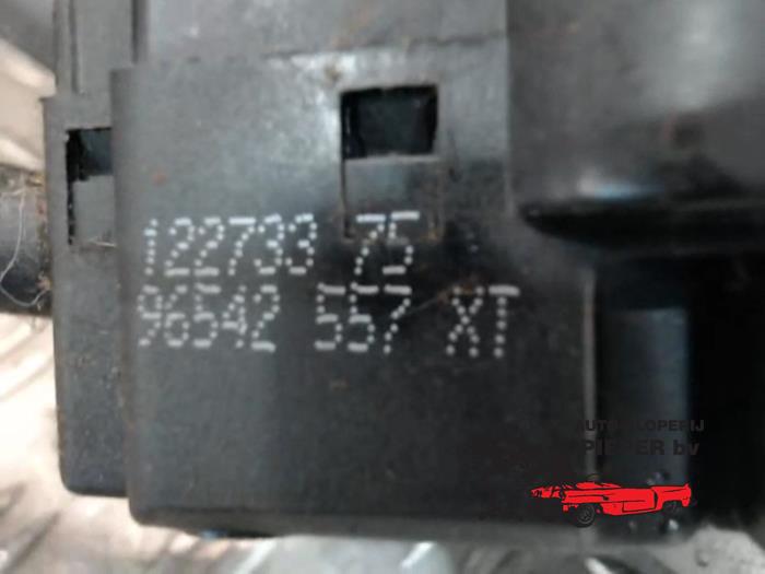 Interruptor combinado columna de dirección de un Peugeot 206 (2A/C/H/J/S) 1.4 HDi 2005