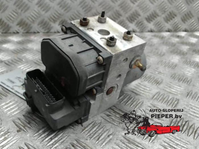 Używane Pompa ABS Peugeot 306 (7A/C/S) 1.6i XR,XT,ST Cena € 52,50 Procedura marży oferowane przez Autosloperij Pieper BV