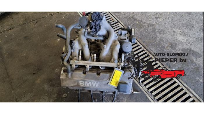 Engine from a BMW 3 serie Compact (E36/5) 316i 1998