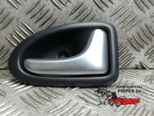 Used Door handle 2-door, right Renault Clio II (BB/CB) 1.4 16V Price on request offered by Autosloperij Pieper BV
