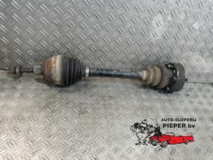 Used Front drive shaft, left Volkswagen Transporter/Caravelle T4 2.5 TDI Price on request offered by Autosloperij Pieper BV