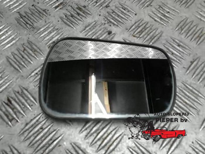 Spiegelglas rechts van een Ford Fiesta 5 (JD/JH) 1.25 16V 2004