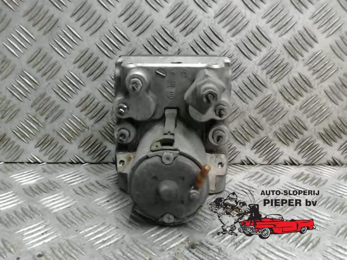 Usagé Bloc ABS BMW 5 serie (E39) 540i 32V Prix € 63,00 Règlement à la marge proposé par Autosloperij Pieper BV