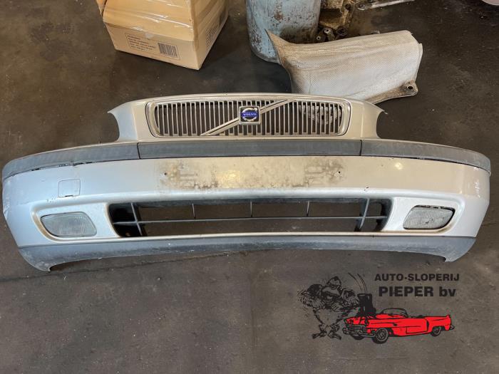Front bumper from a Volvo V70 (SW) 2.4 T 20V 2000