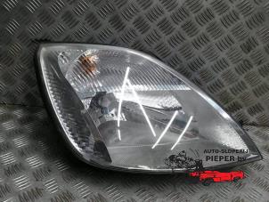 Używane Reflektor prawy Ford Fiesta 5 (JD/JH) 1.6 16V Cena na żądanie oferowane przez Autosloperij Pieper BV