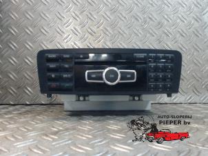 Używane Radioodtwarzacz CD Mercedes A (W176) 1.6 A-180 16V Cena € 157,50 Procedura marży oferowane przez Autosloperij Pieper BV