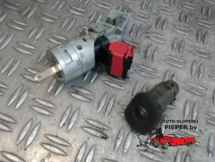 Used Set of locks Renault Modus/Grand Modus (JP) 1.2 16V Price on request offered by Autosloperij Pieper BV