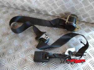 Used Rear seatbelt, centre Ford Fiesta 5 (JD/JH) 1.3 Price on request offered by Autosloperij Pieper BV