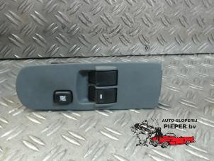 Usados Interruptor de ventanilla eléctrica Mitsubishi Colt (Z2/Z3) 1.3 16V Precio de solicitud ofrecido por Autosloperij Pieper BV