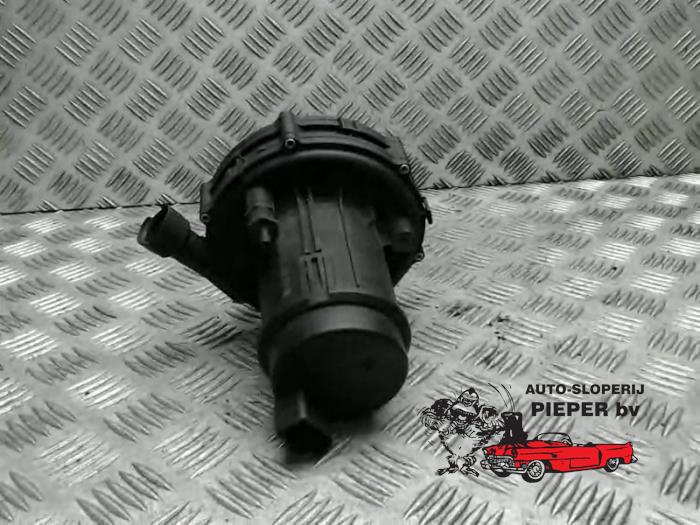 Secondary pump from a Volkswagen New Beetle (9C1/9G1) 1.6 2001
