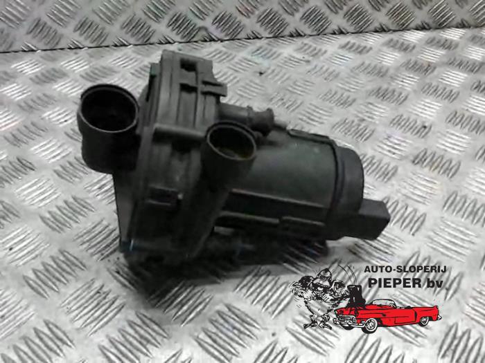 Secondary pump from a Volkswagen New Beetle (9C1/9G1) 1.6 2001