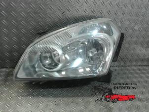 Used Headlight, left Nissan Qashqai (J10) 2.0 16V Price € 262,50 Margin scheme offered by Autosloperij Pieper BV