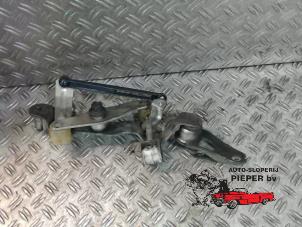 Used Gearbox mechanism Opel Corsa C (F08/68) 1.2 16V Price on request offered by Autosloperij Pieper BV