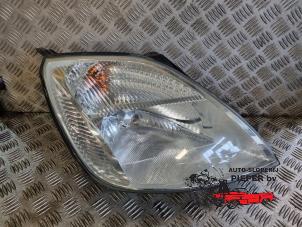 Używane Reflektor prawy Ford Fiesta 5 (JD/JH) 1.4 16V Cena na żądanie oferowane przez Autosloperij Pieper BV