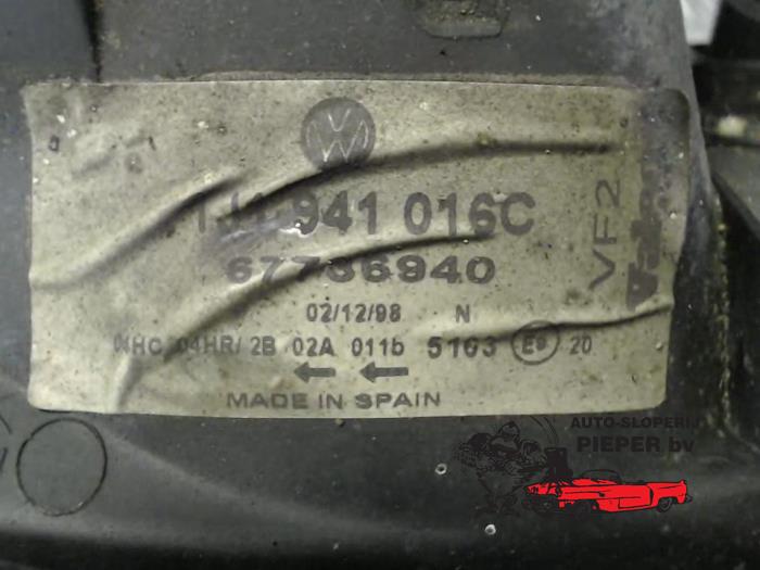 Scheinwerfer rechts van een Volkswagen Golf IV (1J1) 1.9 TDI 110 1999