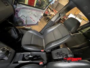 Używane Fotel prawy Opel Zafira (M75) 2.2 16V Direct Ecotec Cena na żądanie oferowane przez Autosloperij Pieper BV