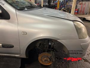 Used Front wing, right Renault Clio II (BB/CB) 1.2 16V Price on request offered by Autosloperij Pieper BV