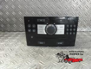 Gebrauchte Radio CD Spieler Opel Corsa D 1.4 16V Twinport Preis auf Anfrage angeboten von Autosloperij Pieper BV