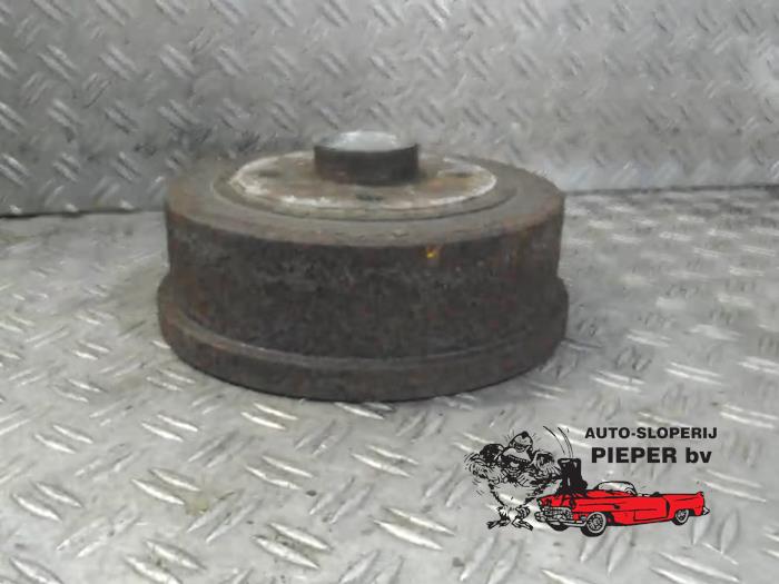 Rear brake drum from a Opel Corsa C (F08/68) 1.4 16V 2002